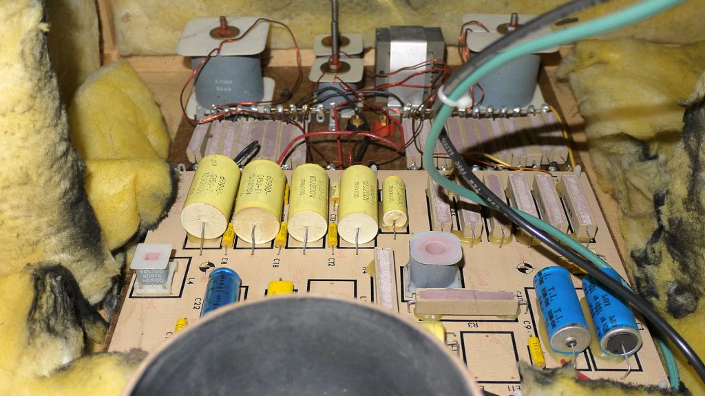 Frequenzweiche aus der mächtigen JBL Ti250 Frequenzweiche aus der mächtigen JBL Ti250